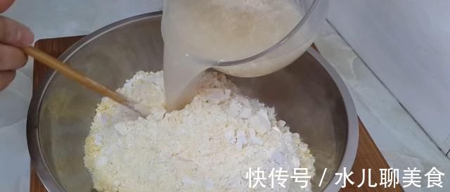 玉米面又出新吃法，教你简单一做，做法比面包简单，比蛋糕都好吃