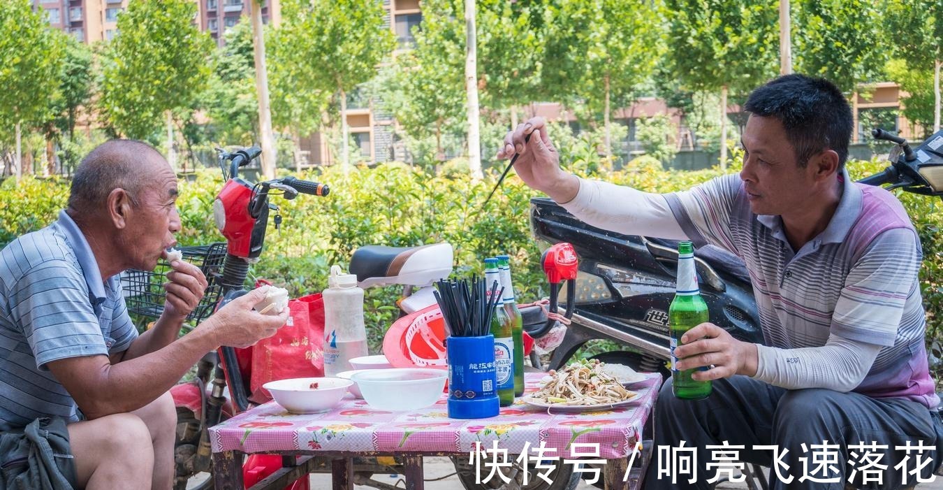 啤酒|为什么有的工人,午餐和晚餐喜欢配一瓶啤酒得知原因,有点无奈!