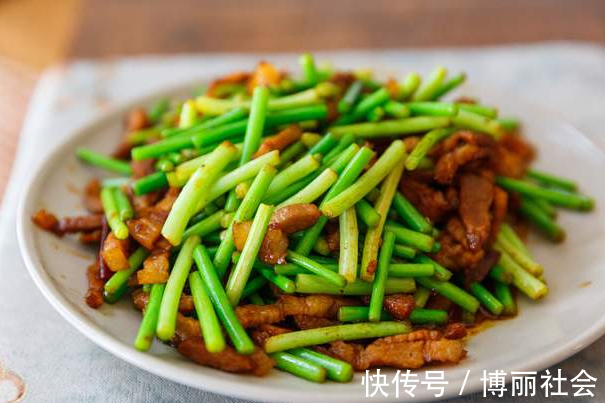 蒜苔|蒜苔直接下锅炒那就错了，多做1步，脆嫩又入味，颜色不发黄