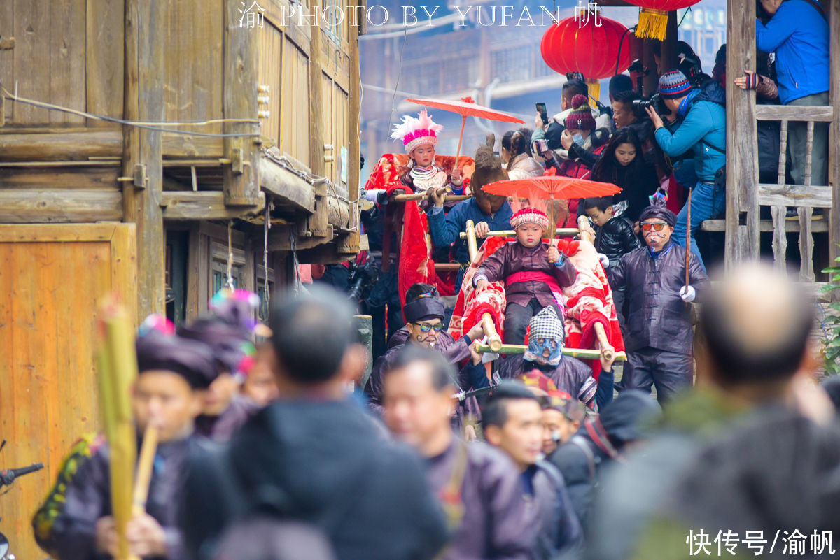 热闹|全国最大侗寨喜迎新年，万人同乐“抬官人”，欢天喜地好热闹