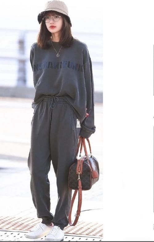 运动卫衣真是宝藏单品，穿衣小白上身一秒变时髦，细节太重要了