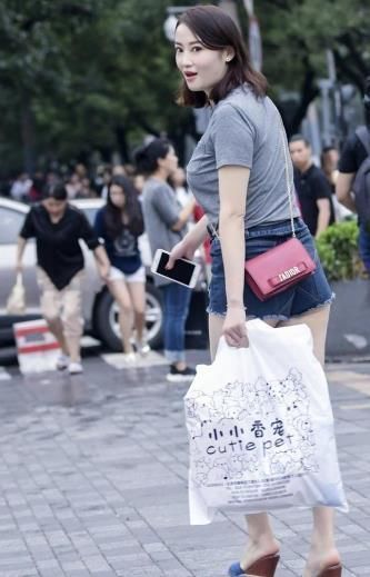 最起码|时尚街拍男人晚结婚还是好的,最起码,不悔