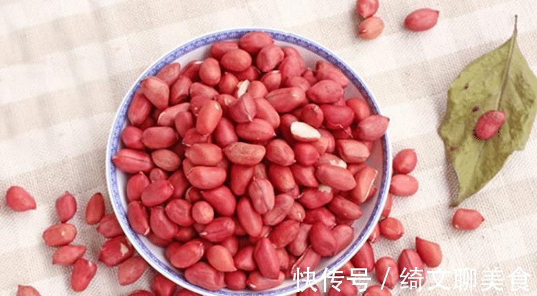 买花生时,挑红皮的还是白皮的?商贩说漏了嘴,以后别再乱买了