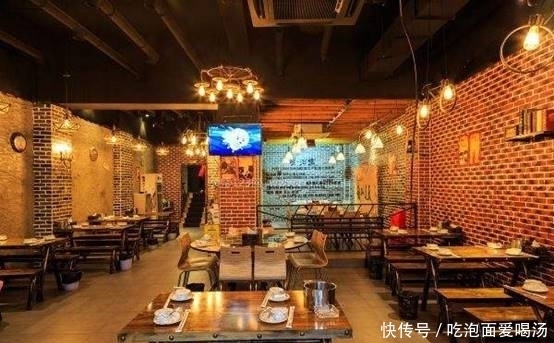 餐厅遇见顾客逃单,老板点了几下手机说道:不怕,会回来的