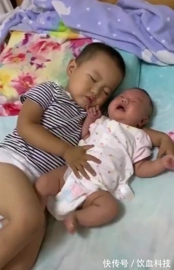 尿不湿|哥哥帮妈妈哄妹妹睡觉,结果成功哄睡自己,妈妈看到后哭笑不得