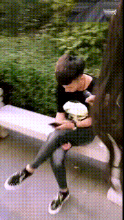 |搞笑GIF：保安很好笑吗？我最鄙视的就是你这种不捐款还在那里哈哈大笑的人