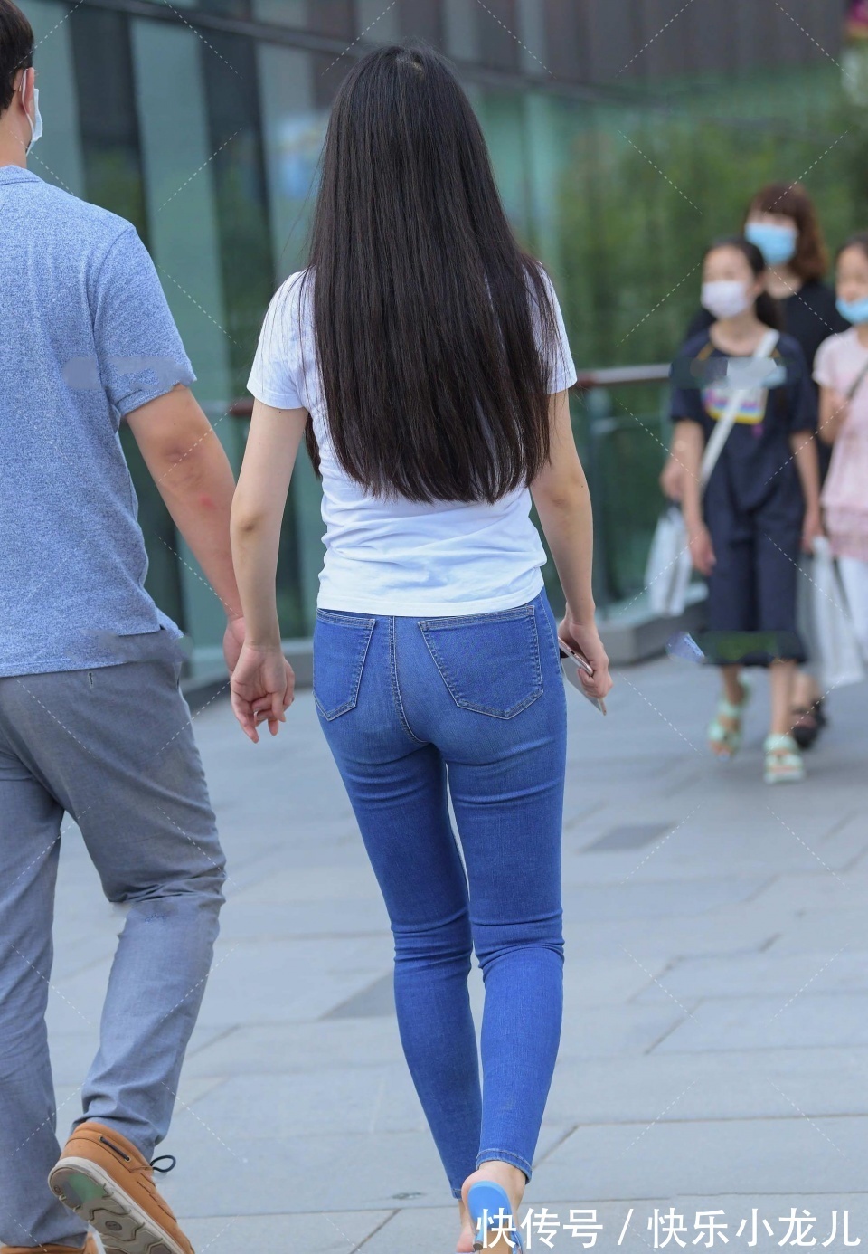 白色短袖|美女走路姿势充满自信，追求者必须排长队， 不知道排到法国没有