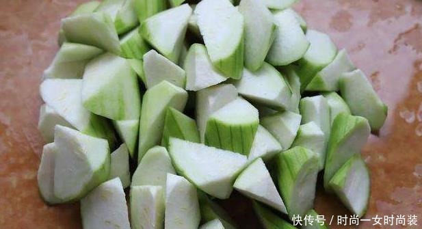 炒丝瓜时,不要直接下锅炒,学会大厨这1招,丝瓜不发黑保持翠绿!