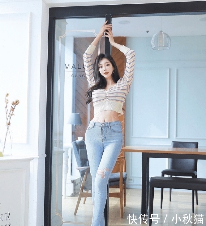 短款条纹线衫搭配牛仔裤,清新又迷人