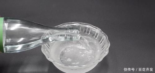 不管玻璃有多脏，试试这个小技巧，不用一滴水，干净透亮还不留灰