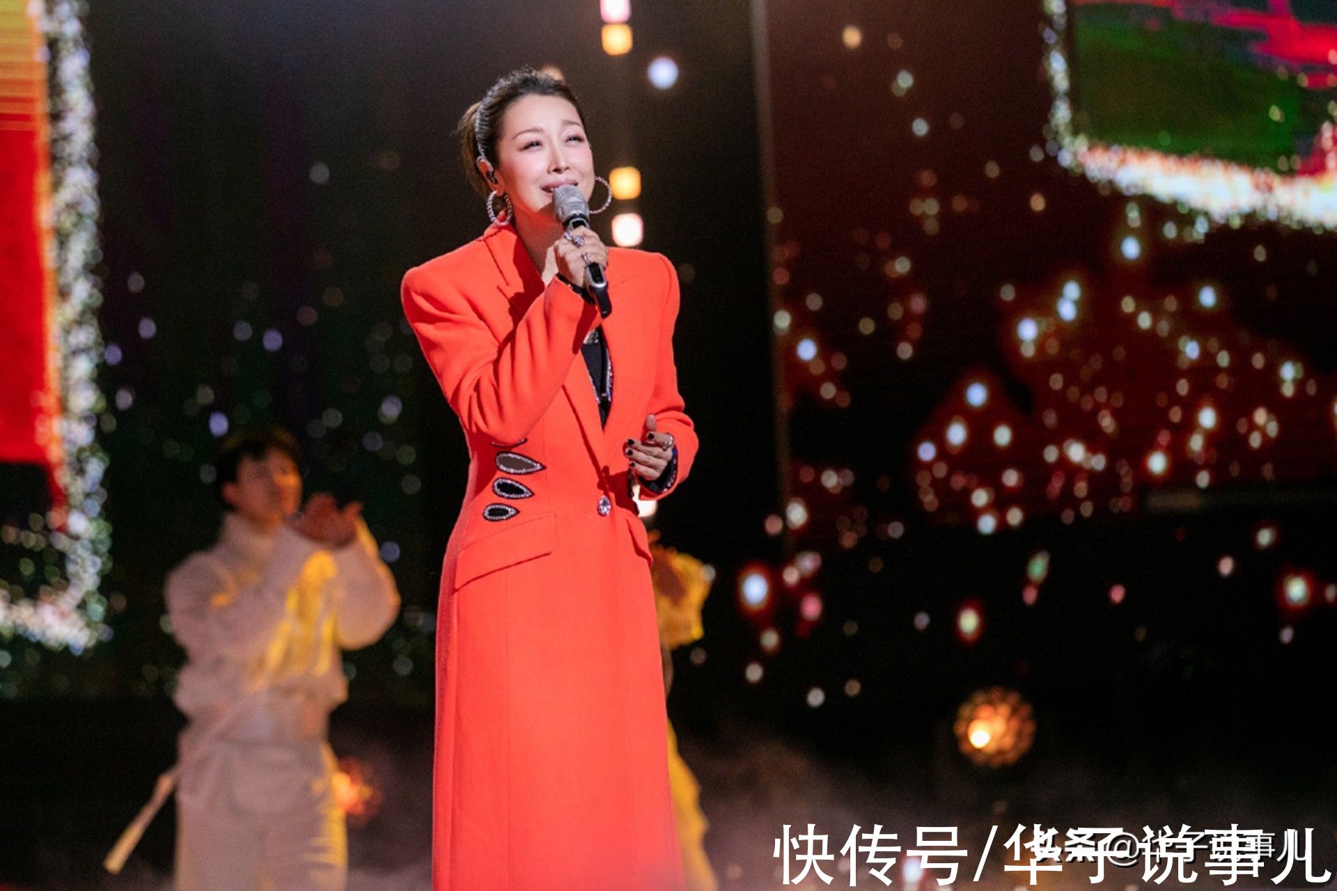 50岁的孙悦消失7年，芒果台春晚再唱《祝你平安》，串唱五首经典