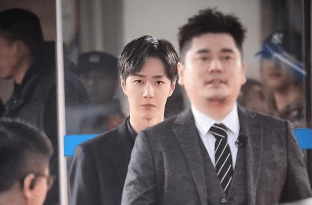 机车|王一博和钱枫出席活动合影,钱枫脸部被虚化,偏爱程度很明显