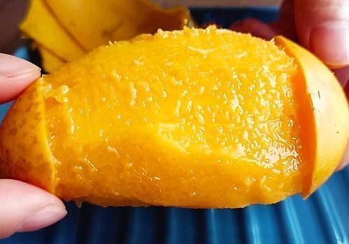 今天才知道,剥芒果皮这么简单,不脏手不流汁,这方法太棒了