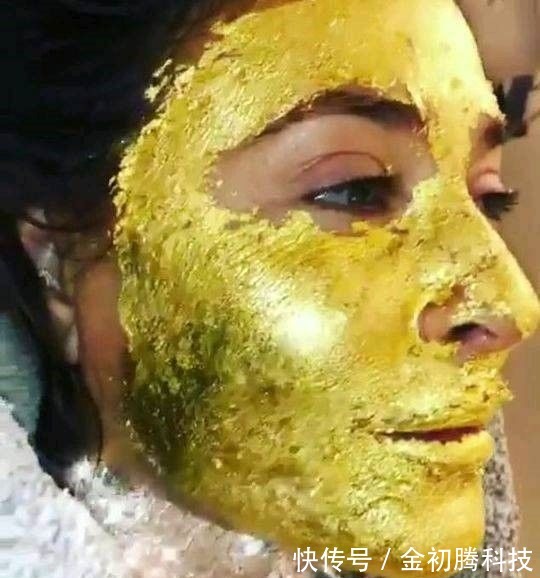 护肤 女子年近五十岁,追求极致保养,护肤都是用的黄金面膜