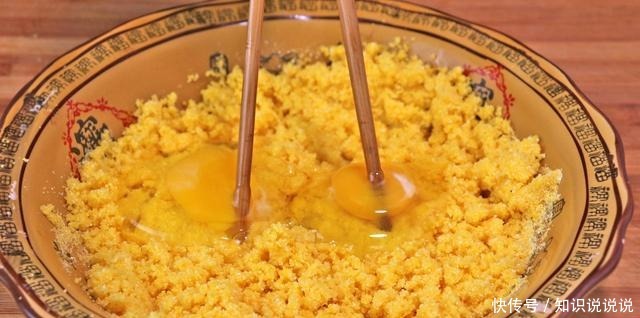 玉米面里打2个鸡蛋，比吃肉还香，我家每次做一大盘，上桌就扫光