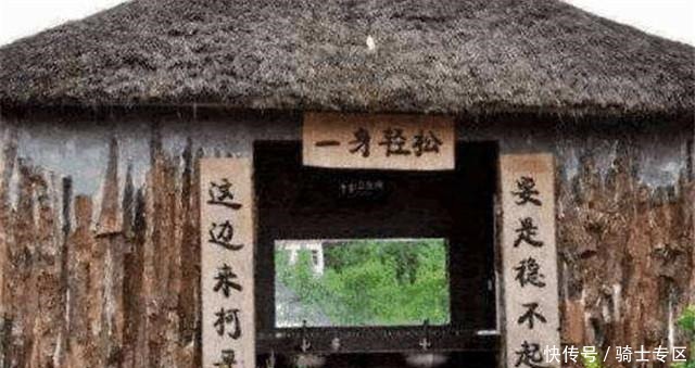 厕所对联趣事上联“来人不蹲就站”,下联对出堪称经典!