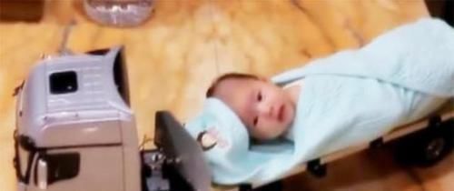 爸爸|不放心宝爸带娃,妈妈突击回家检查,打开门眼前的一幕让她笑出声