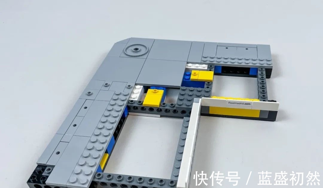 足球场|乐高10299皇家马德里足球场——圣地亚哥·伯纳乌球场开箱评测!