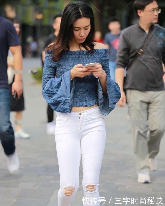 一字肩 牛仔一字肩上衣,搭配白色破洞裤子,显得休闲可爱!