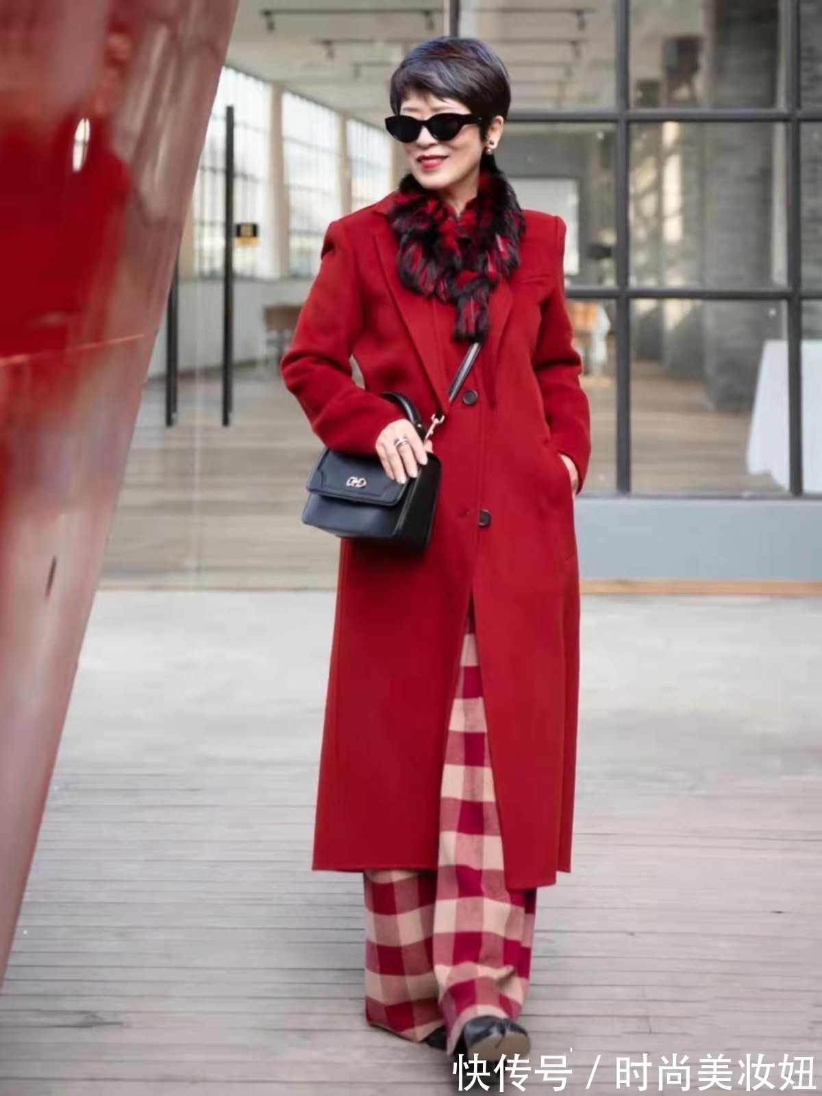 新年 50岁女人“新年”就该这样穿,喜庆洋气又显气质,照穿美成焦点