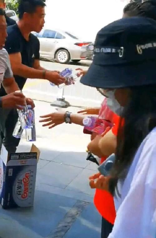 郭德綱|德云社團(tuán)綜《德云斗笑社》第二季錄制,師娘王惠現(xiàn)身,舉動(dòng)暖心