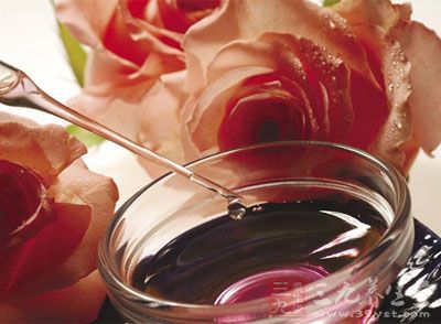 用玫瑰精油让女人肌肤更水嫩