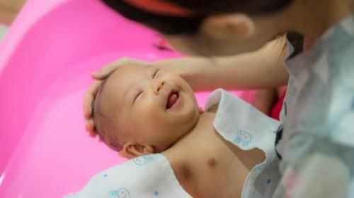 婴儿|婴儿是要经常抱着还是让他自己躺着好,父母要搞明白区别再带孩子