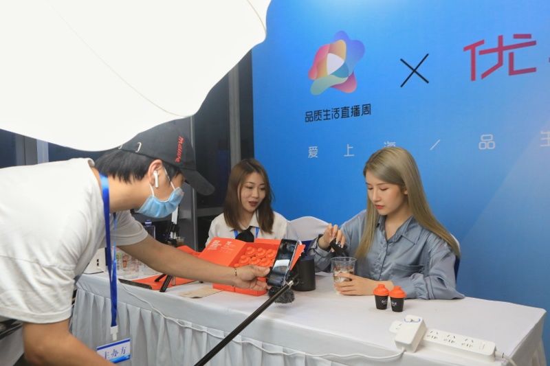 chris|国潮国货齐聚，“时尚之夜”燃爆北外滩