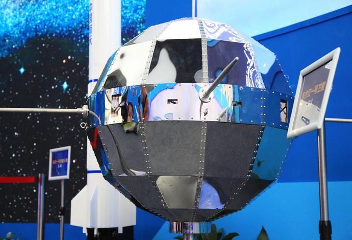 中国发射的第一颗人造地球卫星亮相江苏南京航天科普展