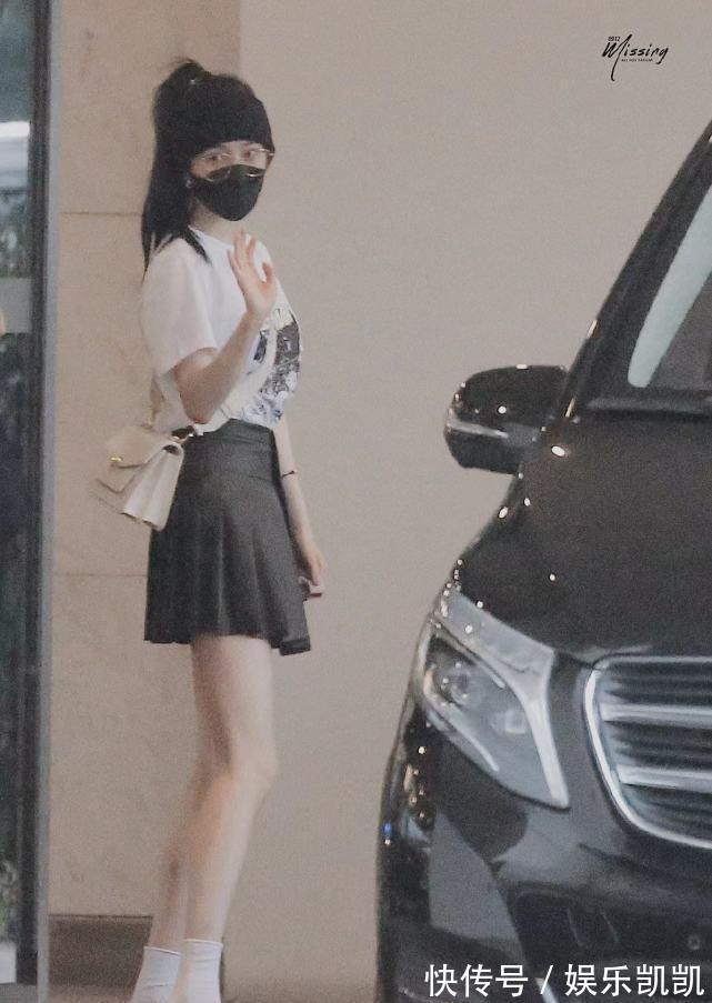 大长腿|杨幂一程飞机换两个造型,特意脱掉黑丝袜晒超长美腿,犹如漫画女主角