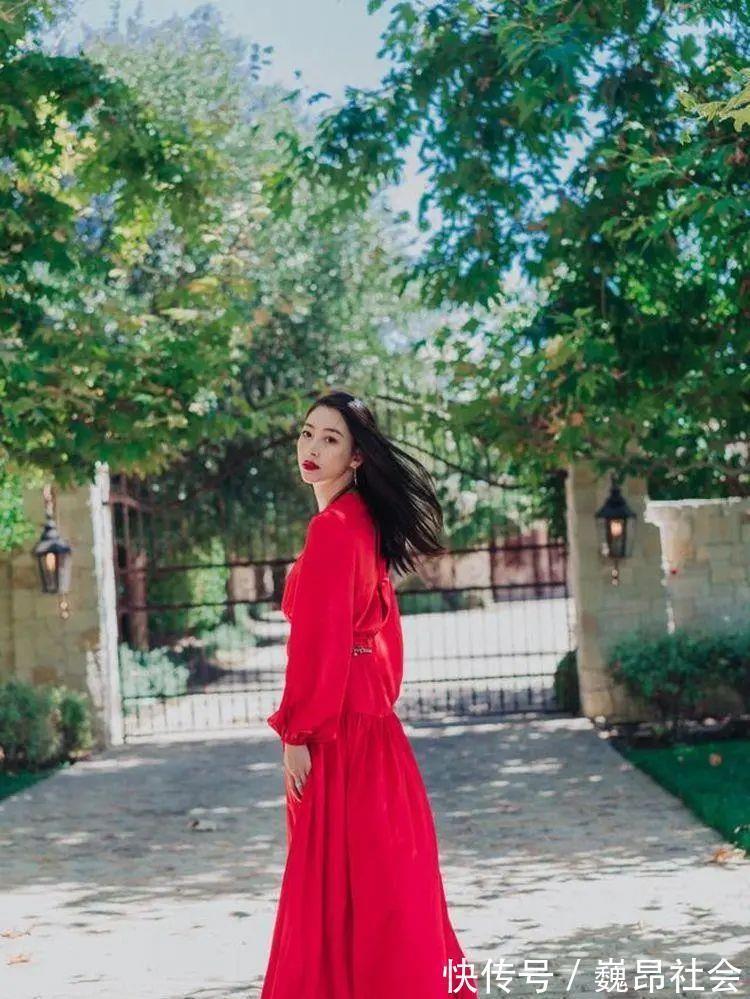 风格 时尚:短款上衣,搭配花边牛仔裙,清爽简约的同时又显可爱气质