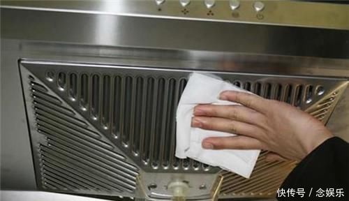 油烟机脏了万万不要拆下来清洗,这样做更省时省力,洗完干净如新