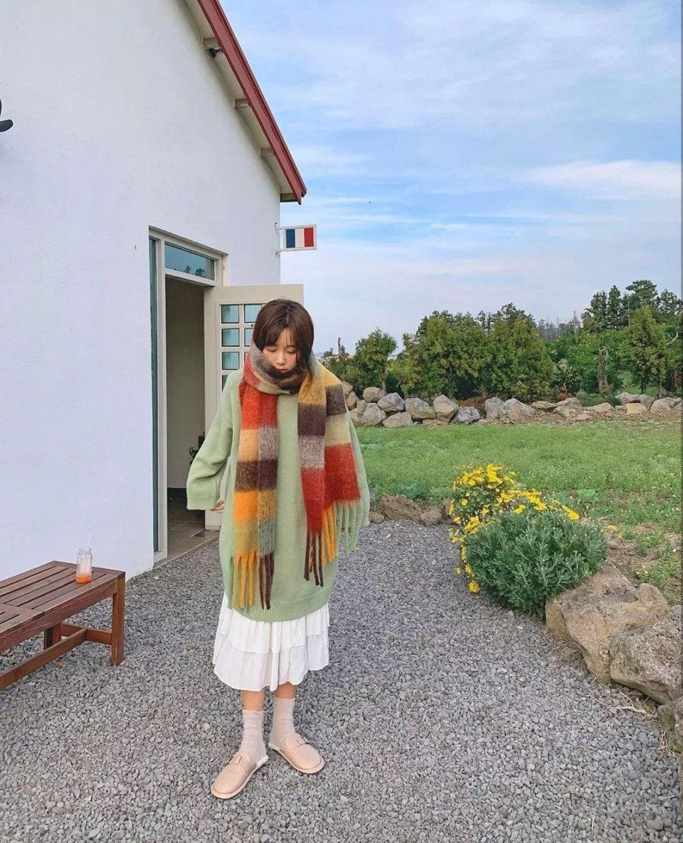 不要再让你的围巾吃灰了，现在的天气非常适合，快快搭配起来！