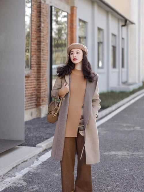 配大衣的裤子不用太多,有这3种“百搭款”就够了,时髦显腿长