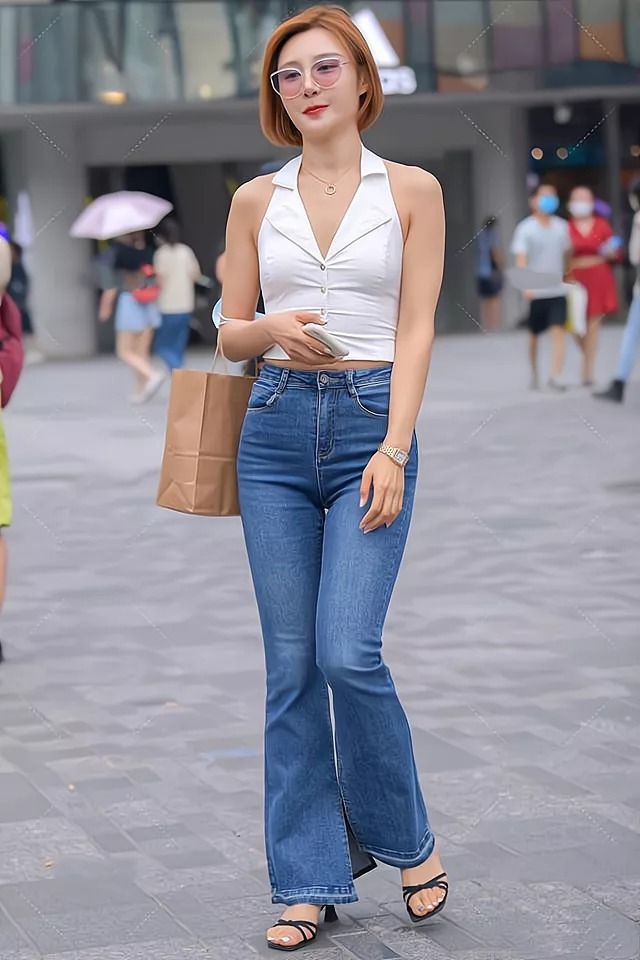 喇叭 牛仔喇叭裤搭配白色马甲衫,清新又复古,尽显时尚美感