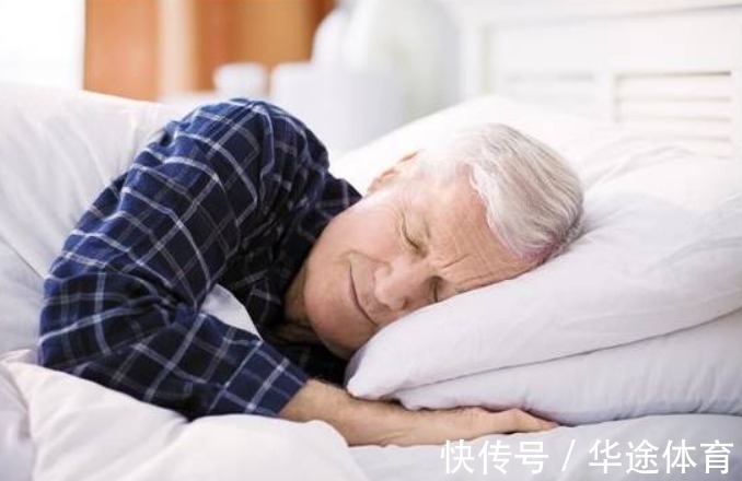 趴着睡觉|研究发现:2种睡姿危害老人健康,1种睡姿能减少老年痴呆风险