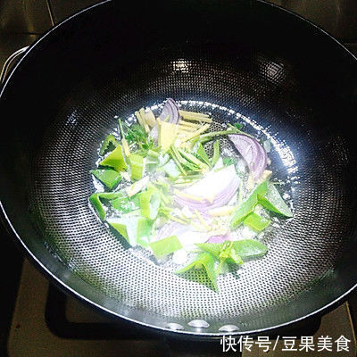 #暖冬酱在手,嗨吃部队锅#酱香花蛤