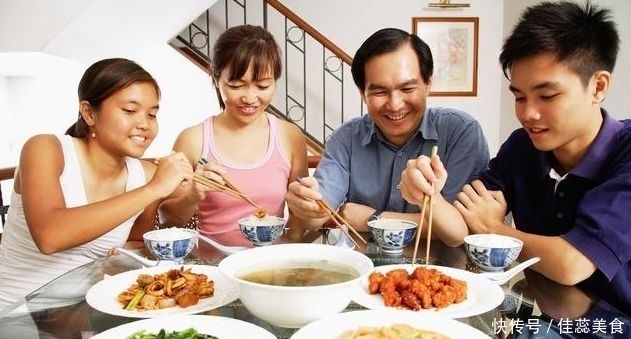 春节去亲戚家吃饭,饭桌上记住“4不要”,不然亲人觉得你没礼貌