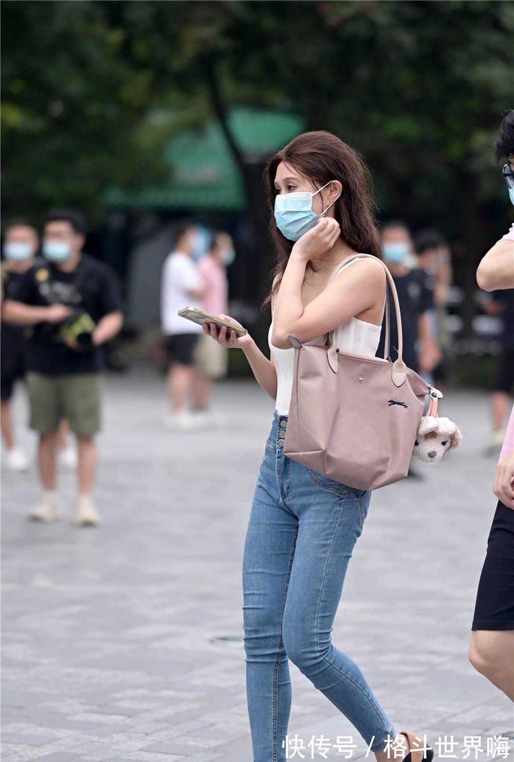 精致 紧身牛仔裤总觉得有些不一样,苗条或者身材丰满,都可以穿出精致!