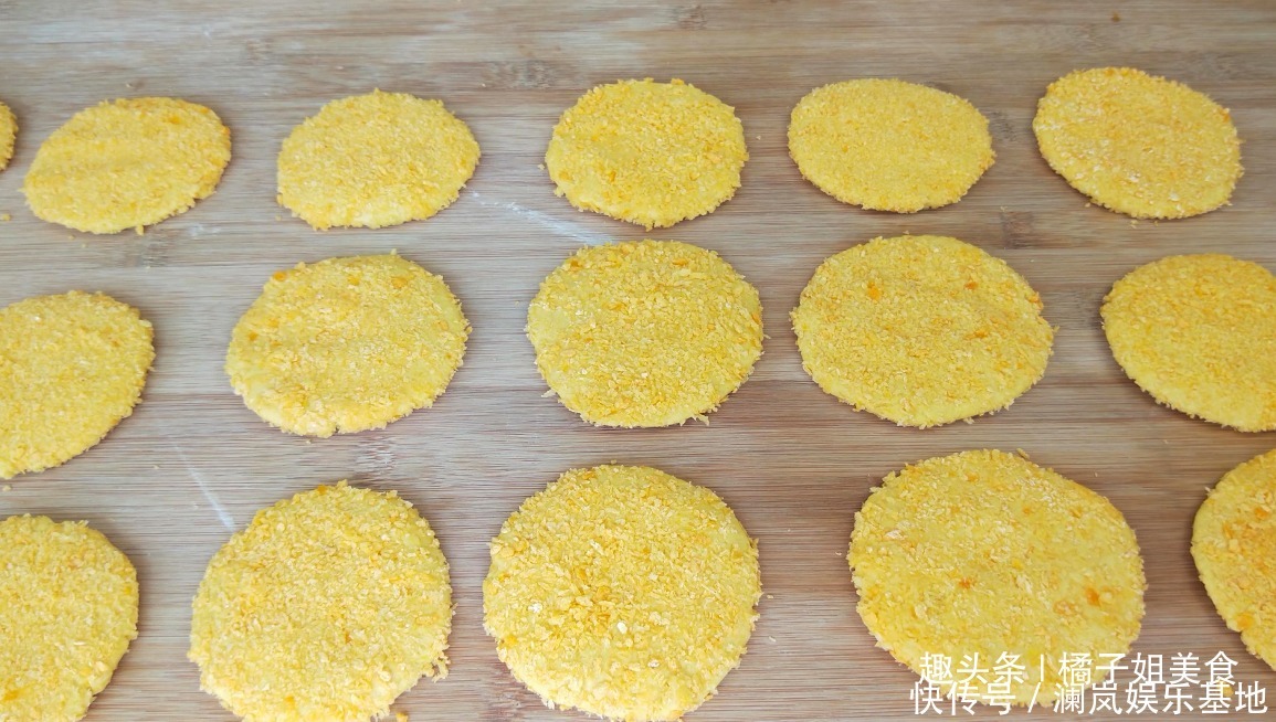 南瓜饼|我家南瓜从来不煮,1斤南瓜1勺白糖,秘制一做,一次做15个不够吃