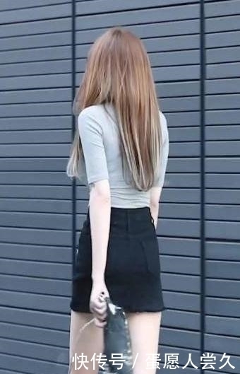 浅灰色T恤搭配黑色半身裙,简单时尚,自信大方