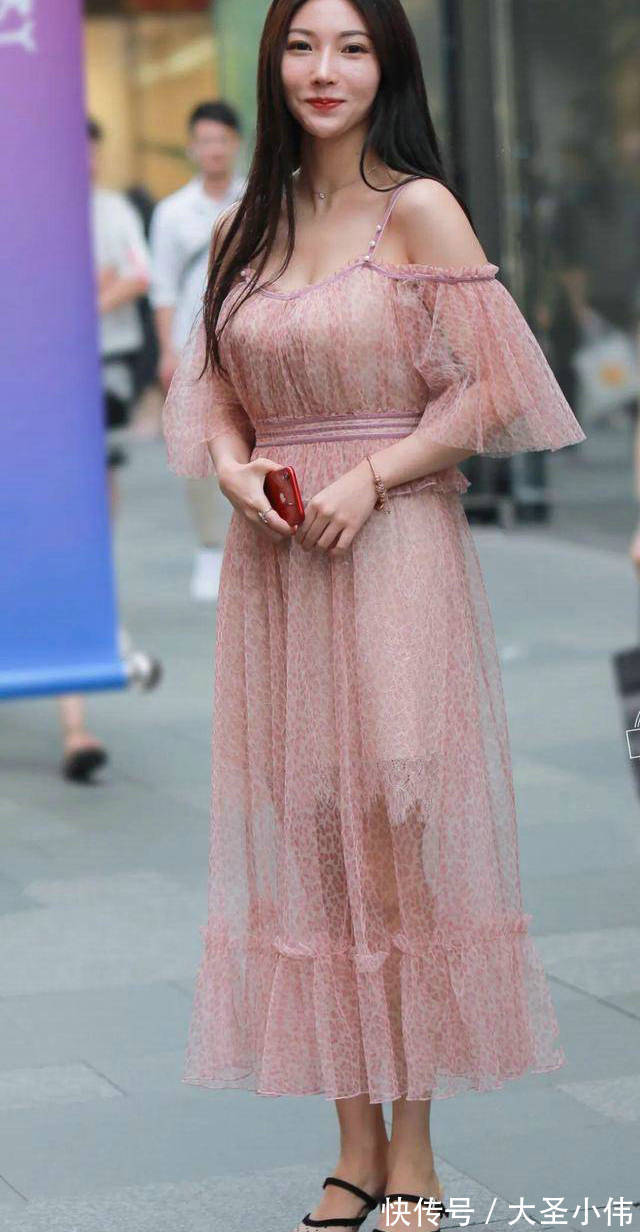 非常突然|美女街拍:红色的v领连衣裙,宽松的版型,穿出慵懒又气质的姿态