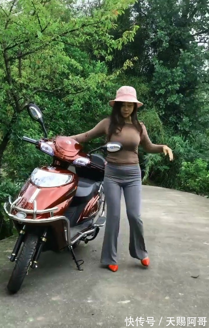 干活 在乡下干活的辣妈穿上紧身裤,能吃苦的女人最美