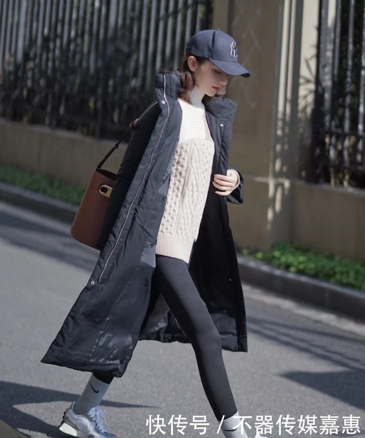 怎么才能将保暖利落的长款羽绒服穿出范呢!这样穿,优雅又精致