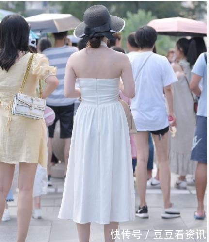 穿搭|简约白色挂脖连衣裙搭配棕色包包,高贵完美,气质甜美