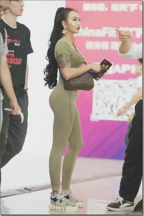 小姐姐|时尚穿搭：小姐姐这身好纹绣搭配瑜伽裤，太有气质了