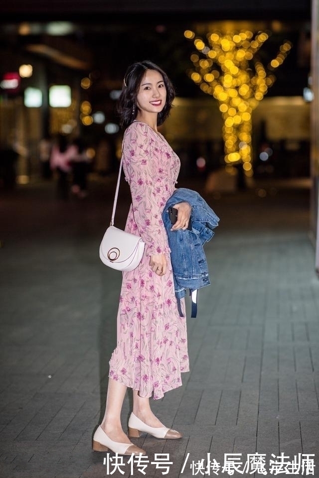 身材高挑|路人街拍,小姐姐打底裤搭配白背心,简约又显得落落大方