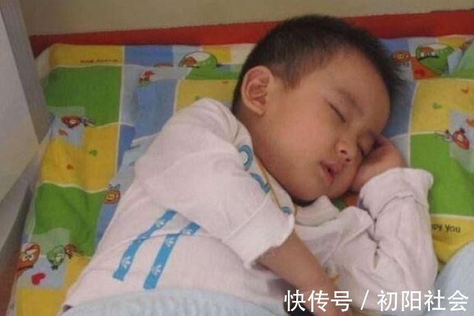 衣服|天再冷,孩子也最好别穿厚衣服睡觉,不然也许会损害孩子身体健康