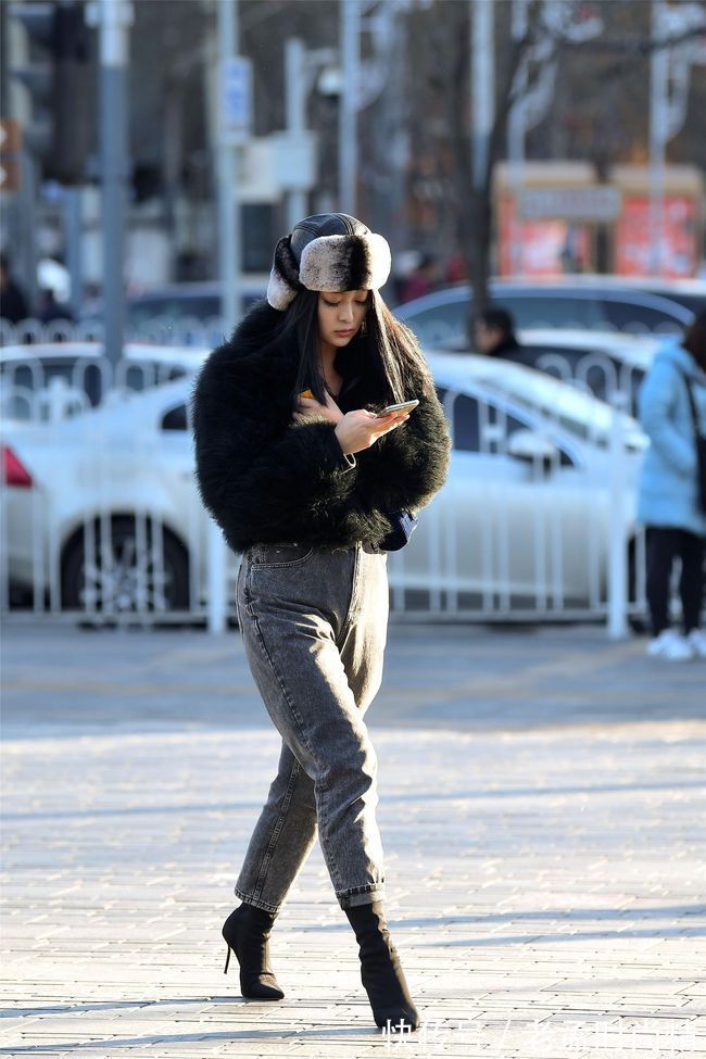 过膝靴 美女尖头短靴搭配宽松的裤子,一件米白色风衣,非常个性