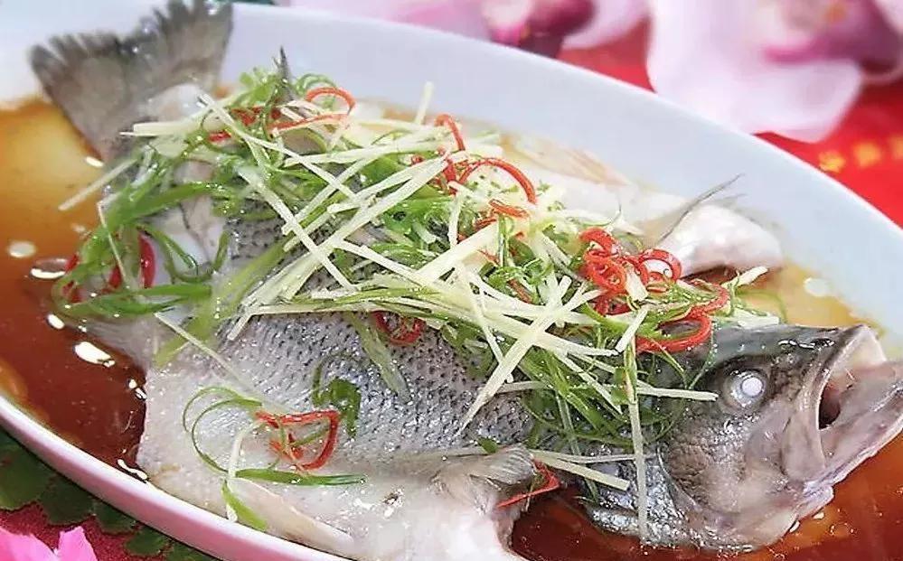 家庭聚餐不知道吃什么，八菜一汤已备好，荤素搭配，营养美味，赞